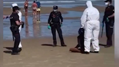 O femeie a fost arestată pe plajă, în Spania, după ce a ieșit în larg să facă surf chiar dacă era infectată cu coronavirus