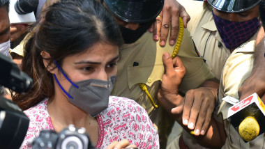 Rhea Chakraborty înconjurată de oameni și poliție