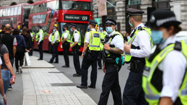 Polițiști cu măști sanitare la Londra
