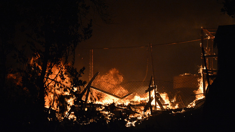 Un incendiu puternic a distrus cea mai mare tabără de migranți din Grecia