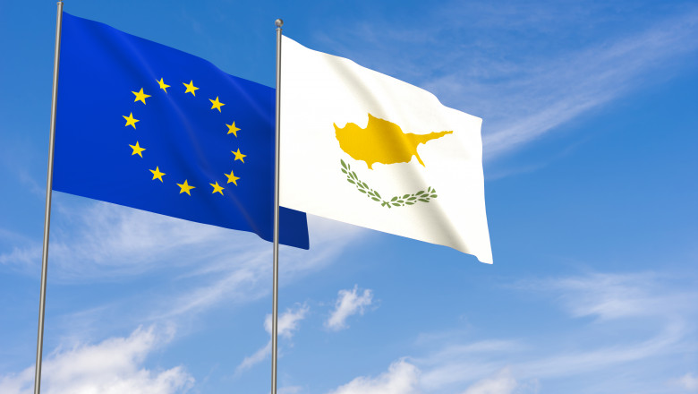 steagul uniunii europene langa steagul ciprului