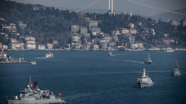 nave militare ale Turciei în strâmtoarea Bosfor, după un exercițiu militar naval în Mediterana