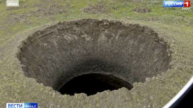 Un crater adânc de 50 de metri a fost descoperit în Peninsula Iamal din Siberia