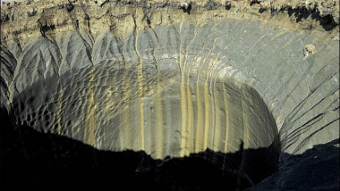 crater in permafrostul siberian