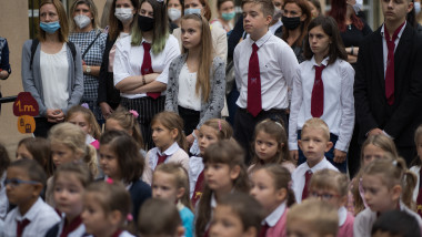 Elevi la deschiderea școlii din Budapesta