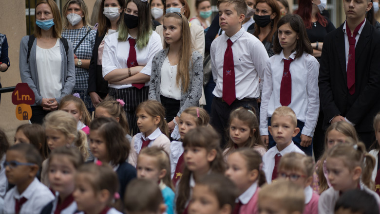 Elevi la deschiderea școlii din Budapesta