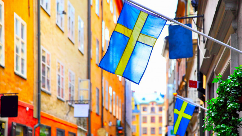 case in suedia cu steagurile nationale la ferestre