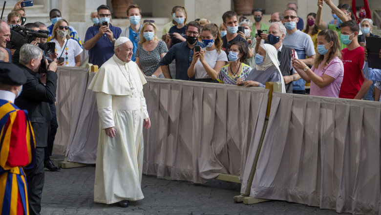 papa farancisc, intlanire cu credinciosii pandemie masti