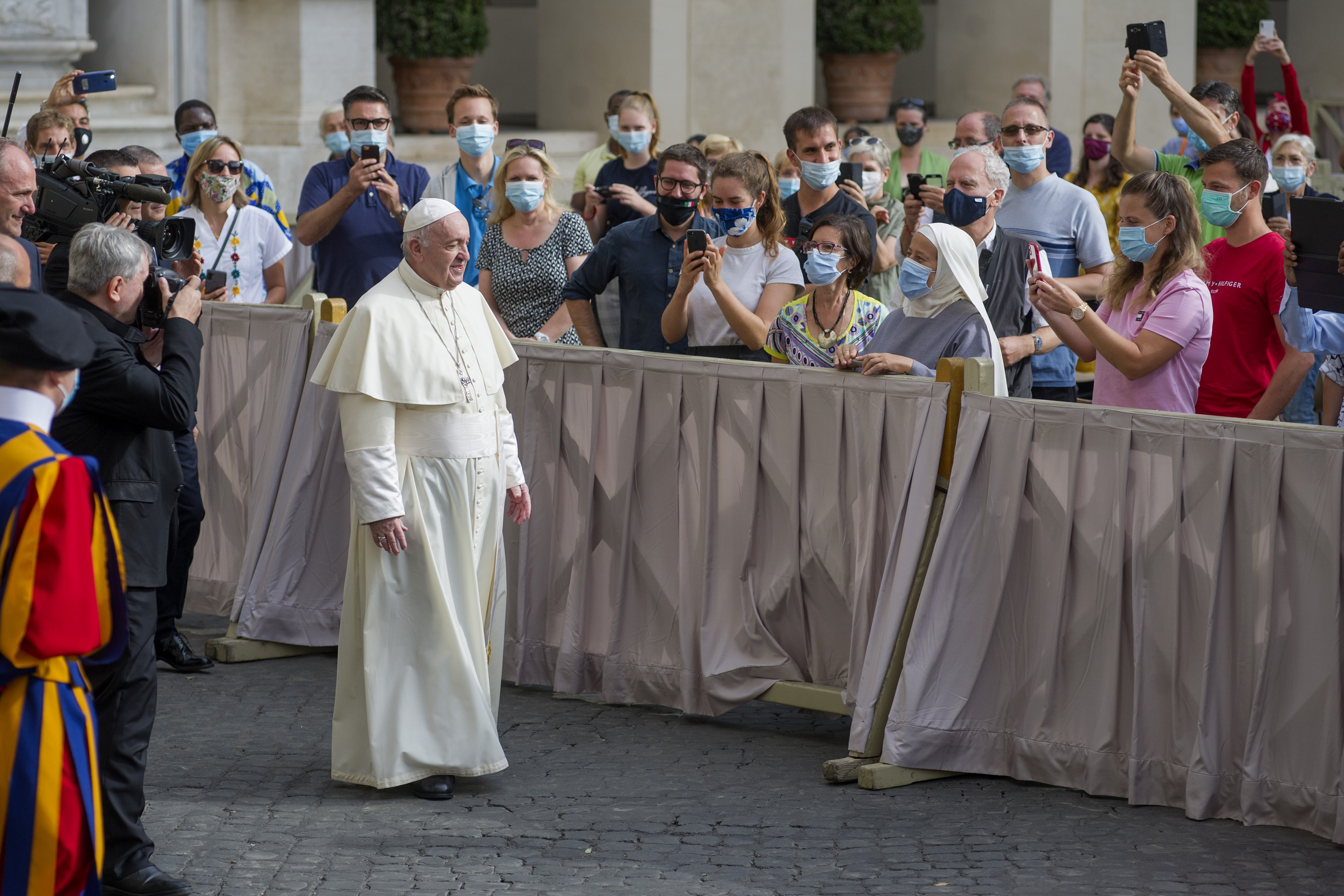 Papa Francisc anulează pelerinajul anual la statuia Fecioarei Maria din centrul Romei, din cauza situației epidemiologice