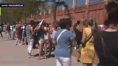 Profesorii stau la coada in Madrid pentru a se testa gratuit pentru covid inainte de inceperea scolii