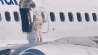 femeie pe aripa avionului in ucraina