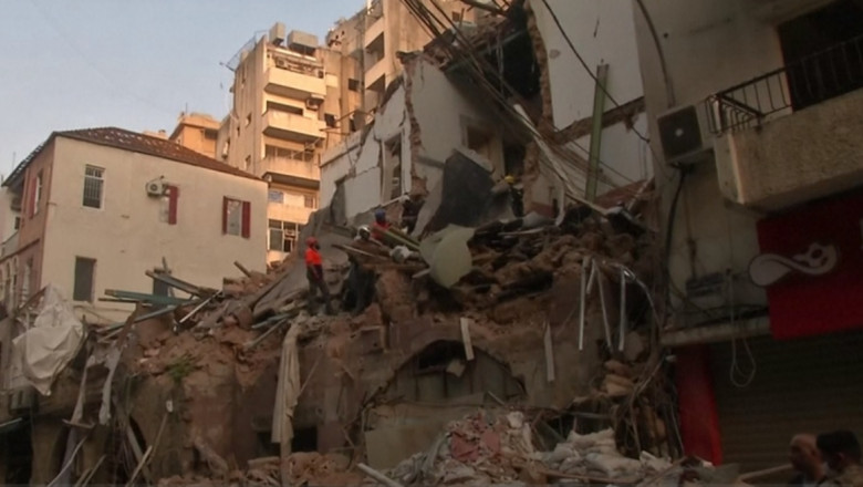 Echipe de salvare cauta un posibil supravietuitor intr-o clădire prăbusita din Beirut