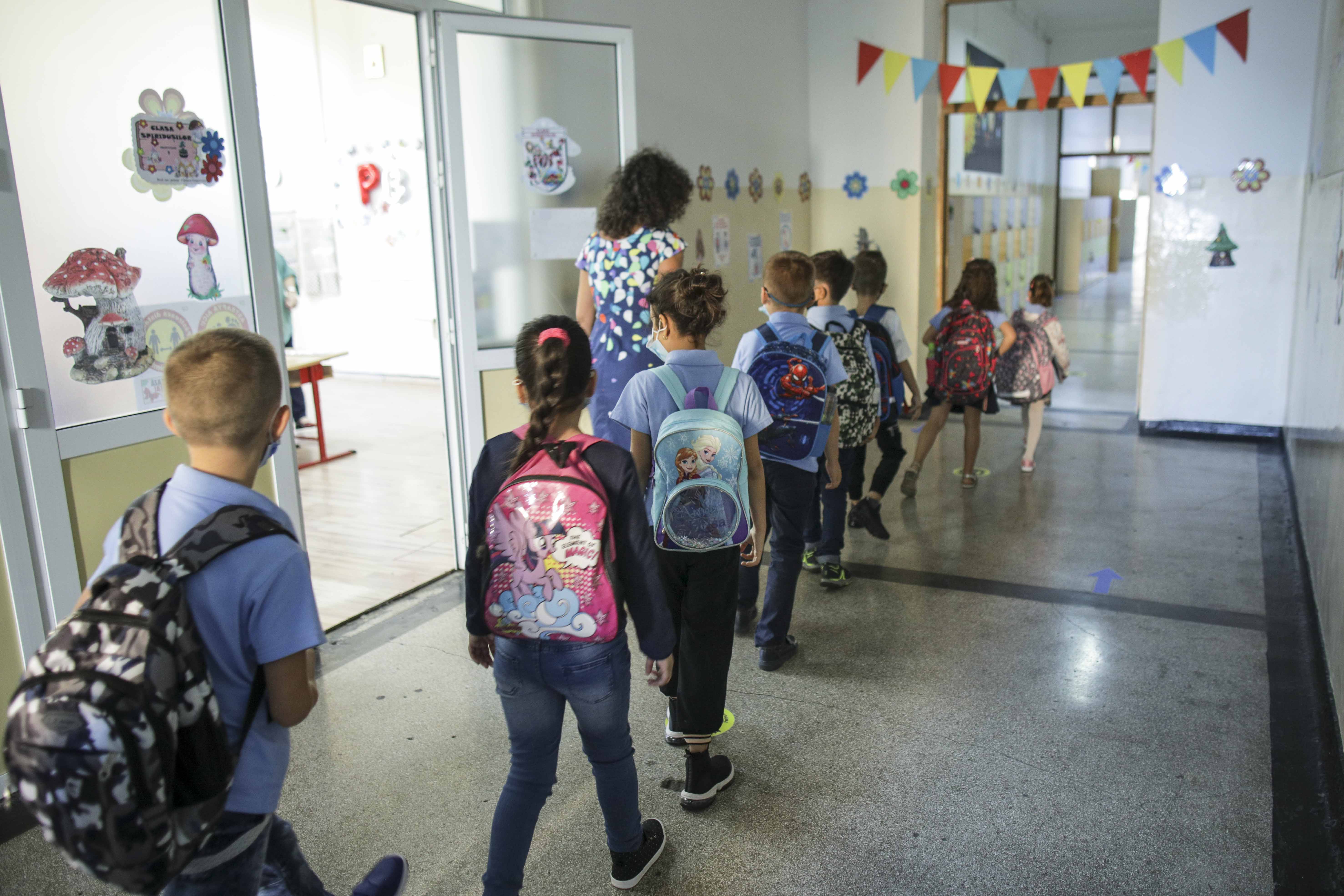 CNCD: Învăţătoare amendată pentru „comportament ostil” faţă de un elev cu autism. A fost sancționată și școala