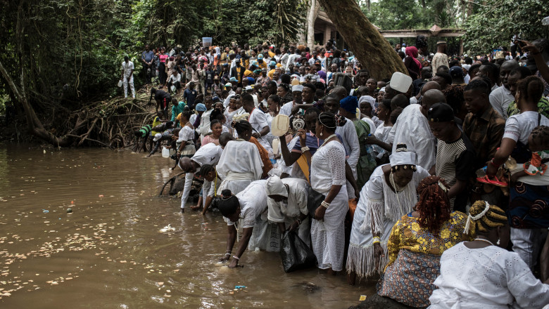 Adepți oferă daruri, se roagă la zeița râului Osun și iau apă sacră în timpul Festibalului Osun-Osugbo. Mii de oameni iau parte anual la acest festival pentru a o celebra și a-i aduce sacrificii zeiței fertilității și a norocului