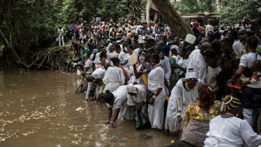Adepți oferă daruri, se roagă la zeița râului Osun și iau apă sacră în timpul Festibalului Osun-Osugbo. Mii de oameni iau parte anual la acest festival pentru a o celebra și a-i aduce sacrificii zeiței fertilității și a norocului