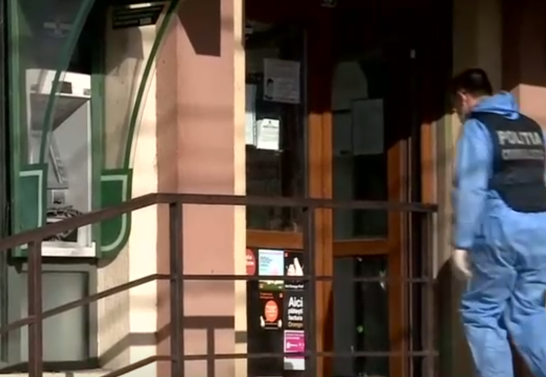 Primele imagini cu bărbații prinși în timp ce voiau să detoneze un bancomat. Ar mai fi spart două ATM-uri
