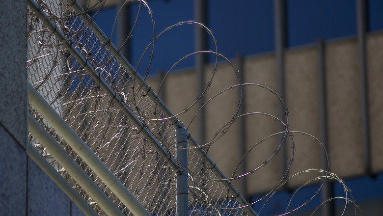 Gard cu sârmă ghimpată al unui centru de detenție pentru imigranți din SUA.