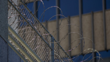 Gard cu sârmă ghimpată al unui centru de detenție pentru imigranți din SUA.