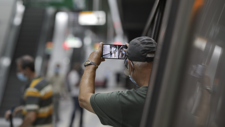 călător face poze la inaugurarea metroului din Drumul Taberei