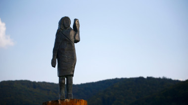 Statuie bizară a Melaniei Trump în orașul său natal din Slovenia