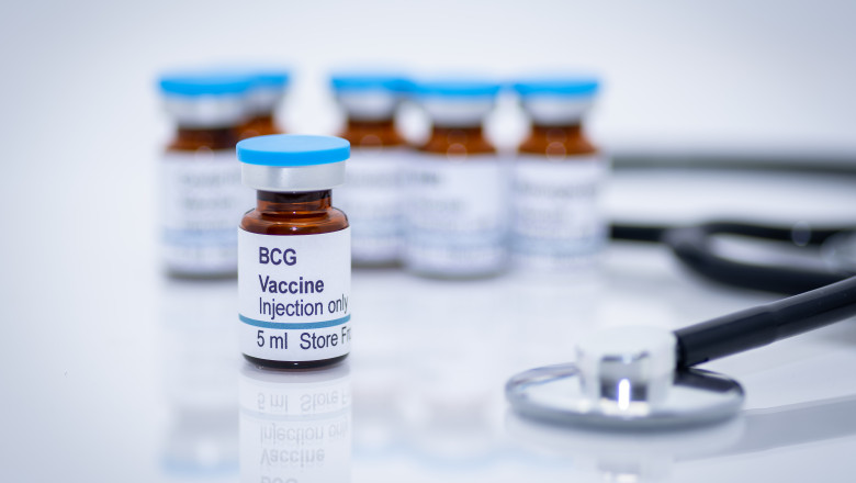 doze de vaccin BCG lângă un stetoscop