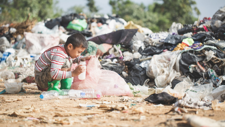 copil sarac cauta in gunoi saracie copiii