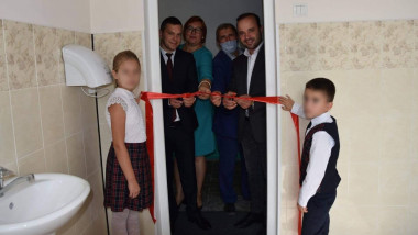 Mai multe oficialități au participat la tăierea unei panglici roșii la inaugurarea unei toalete într-o școală din R. Moldova