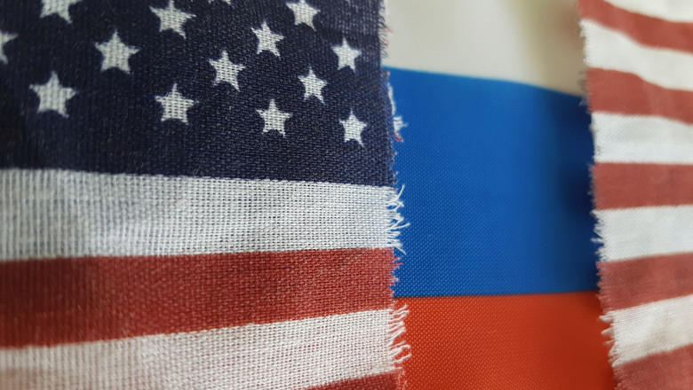 steagul SUA rupt, în spatele lui apare steagul Rusiei