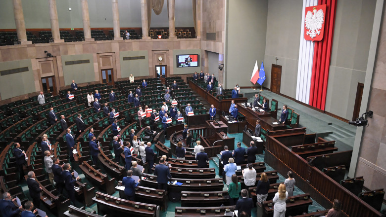Parlamentul polonez a adoptat, după dezbateri aprinse, o lege controversată care interzice creșterea animalelor pentru blană