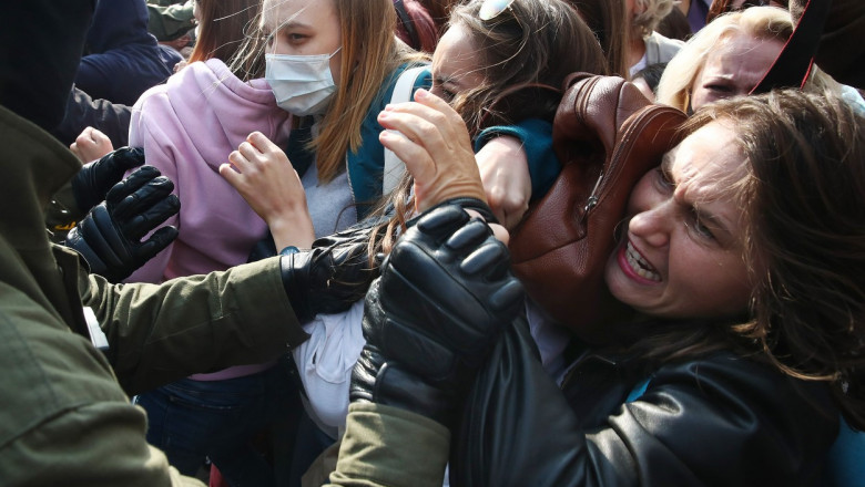 Femei la protestele din Belarus.
