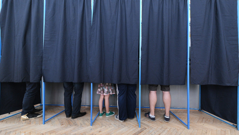 alegeri în România, votanţi în cabine de vot