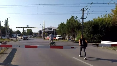 Bariera de la trecerea de cale ferată Lehliu Gară este ignorată de mulți pietoni și bicicliști