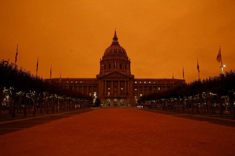 Din cauza incendiilor de vegetație, cerul a devenit roșu în California