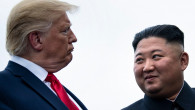 Donald Trump și Kim Jong-un se privesc în ochi în timpul întâlnirii celor doi lideri la Zona Demilitarizată dintre cele două Corei.