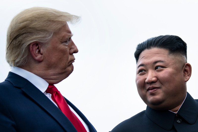 Donald Trump și Kim Jong-un se privesc în ochi