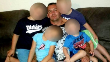 Mark Keans și copiii săi. Copiii nu au putut să își viziteze tatăl bolnav de cancer în stadiu terminal din cauza restricțiilor anti-Covid din Australia