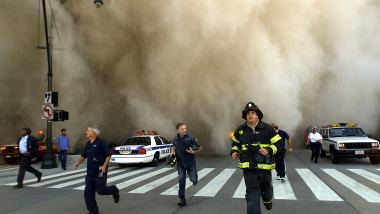 Clădirea World Trade Center din New York a fost lovită de două avioane la 11 septembrie 2001