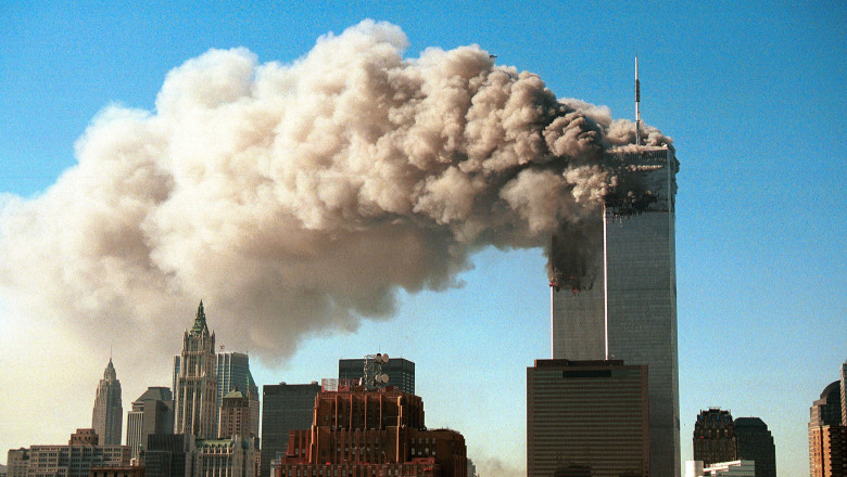 Momentul în care World Trade Center din New York este lovit de un avion la 11 septermbrie 2001