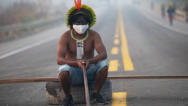 Un indigen din Brazilia a blocat o autostrada in semn de protest fata de defrisarile care afcteaza padurile amazoniene.