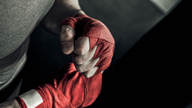 maini de boxer infasurate in material rosu
