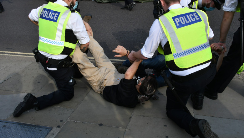 Arestarea unui activist Extinction Rebellion in Parliament Square din Londra