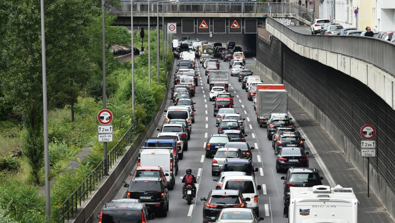 Masinile sunt blocate in trafic pe o autostrada din nordul Germaniei.