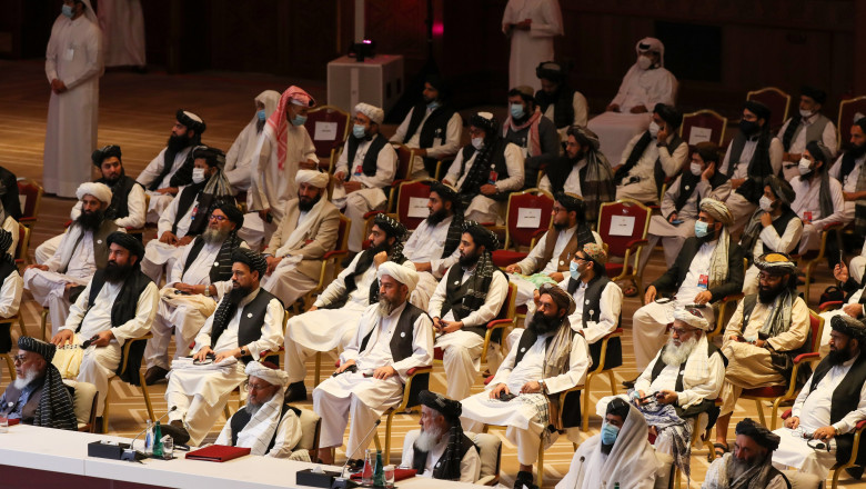 Membrii delegației talibanilor asistă la runda inaugurală a negocierilor de pace dintre guvernul afgan și talibani, la Doha, capitala Qatarului, în 12 septembrie 2020