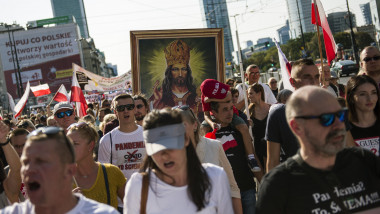 Protestatarii de pe străzile Varșoviei au purtat o icoană de mari dimensiuni cu Isus Hristos în timp ce manifestau împotriva restricțiilor din pandemie, nemulțumiți în special de obligativitatea purtării măștilor