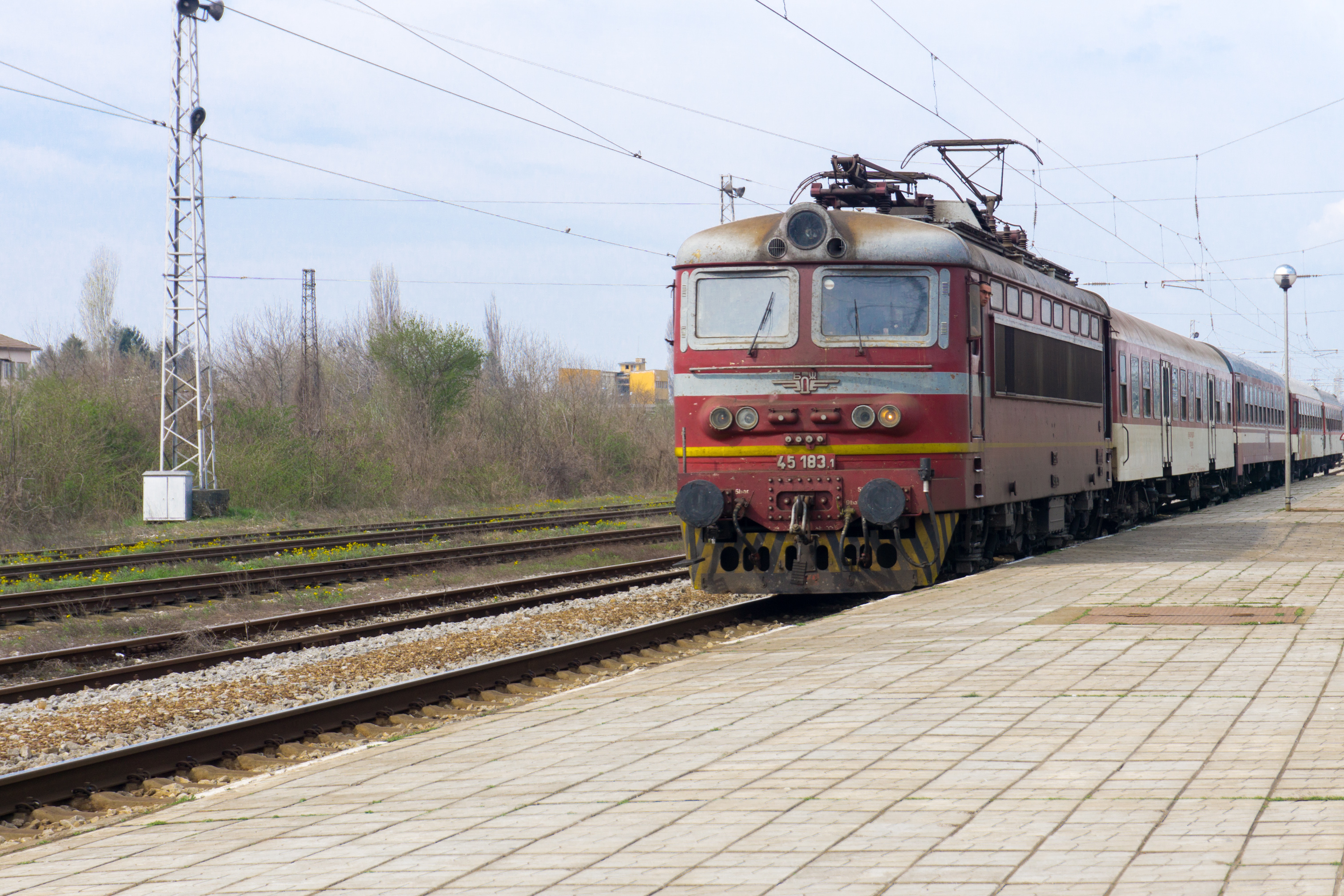 Un adolescent a fost lovit mortal de tren. Conductorul spune că tânărul s-ar fi sinucis