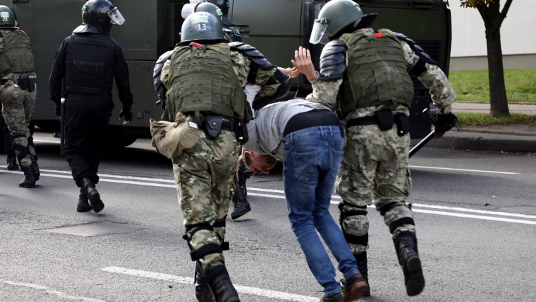 Un protestatar este arestat in Belarus