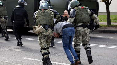 Un protestatar este arestat in Belarus