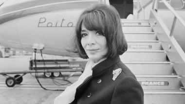 Juliette Greco in 1967 in fata unui avion
