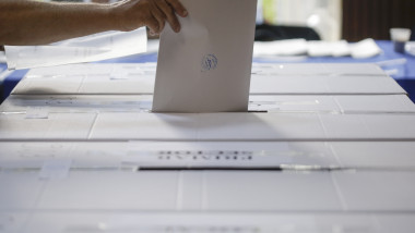 buletin de vot bagat in urna la alegerile locale