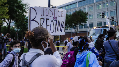Protest in Chicago over Breonna Taylor indictment